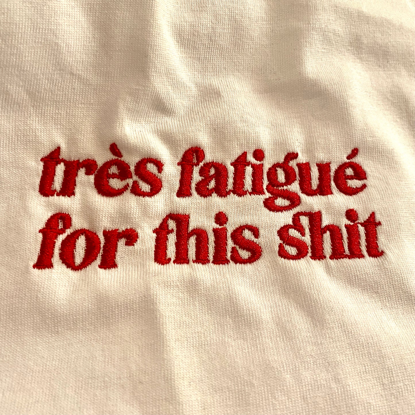 Très fatigué for this shit - Unisex organic cotton t-shirt (Embroidered Red)