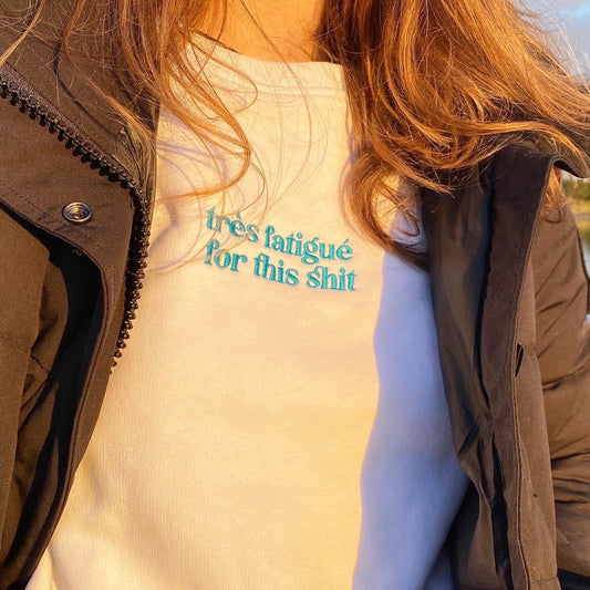 Très fatigué for this shit - Unisex eco sweatshirt (Embroidered)